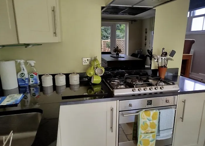 3 Bedroom Cottage In Sunninghill, Ascot
